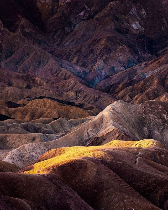 Zabriskie Point有著甘肅張掖七彩丹霞的感覺