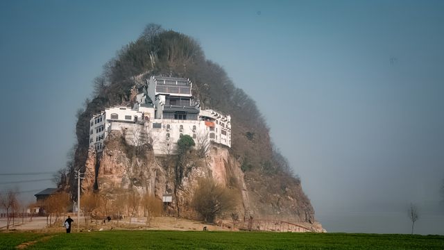 去過安慶數次，卻未曾發現在長江中還有一座獨立的山峰