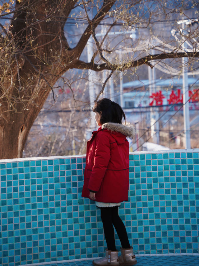 上個週末和朋友去京郊水長城玩，在那邊發現了一家私湯山景民宿，感覺好夢幻，像到了聖托里尼！陽光☀️灑進房間的時候，太幸福的感覺