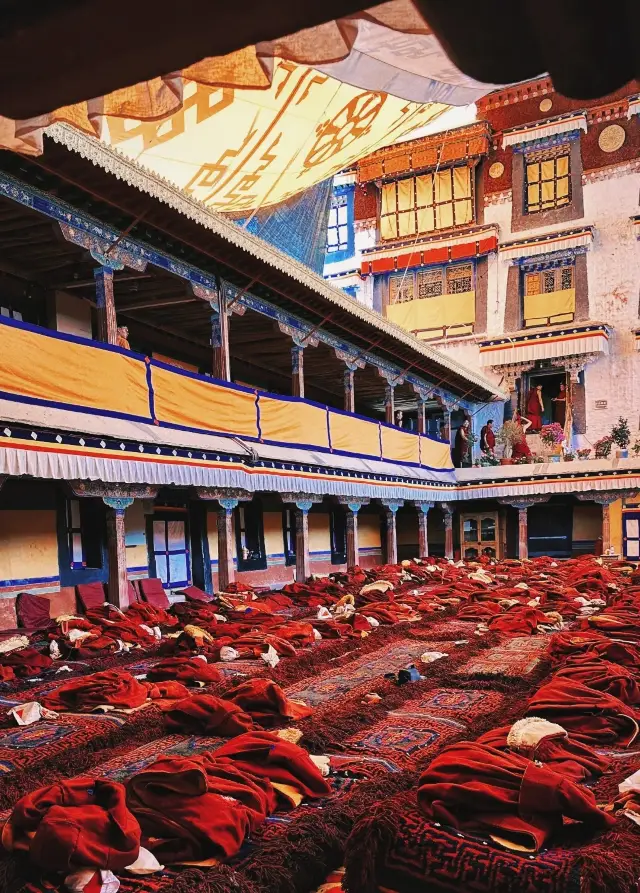 西藏拉萨の哲蚌寺は、少数の熱心な信者が訪れる場所です
