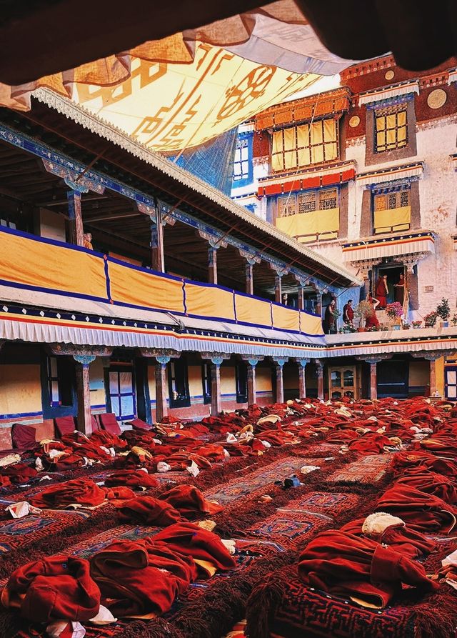 西藏拉薩哲蚌寺小眾人少虔誠的信徒