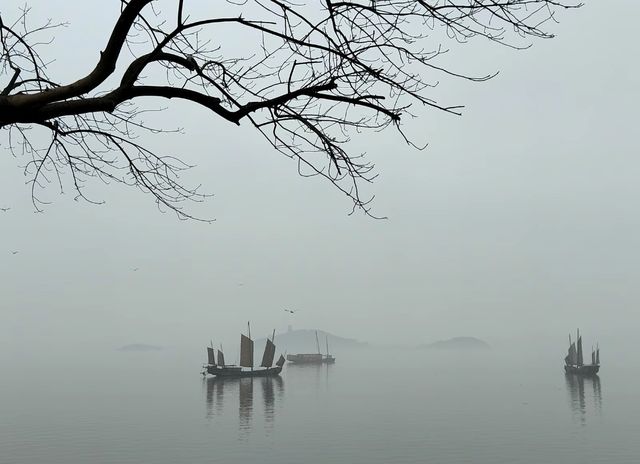 晨霧下的西湖，堪稱一幅水墨畫