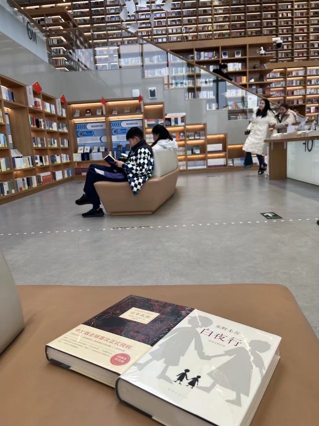 低頭看書，抬頭看湖：朵雲書院滴水湖店
