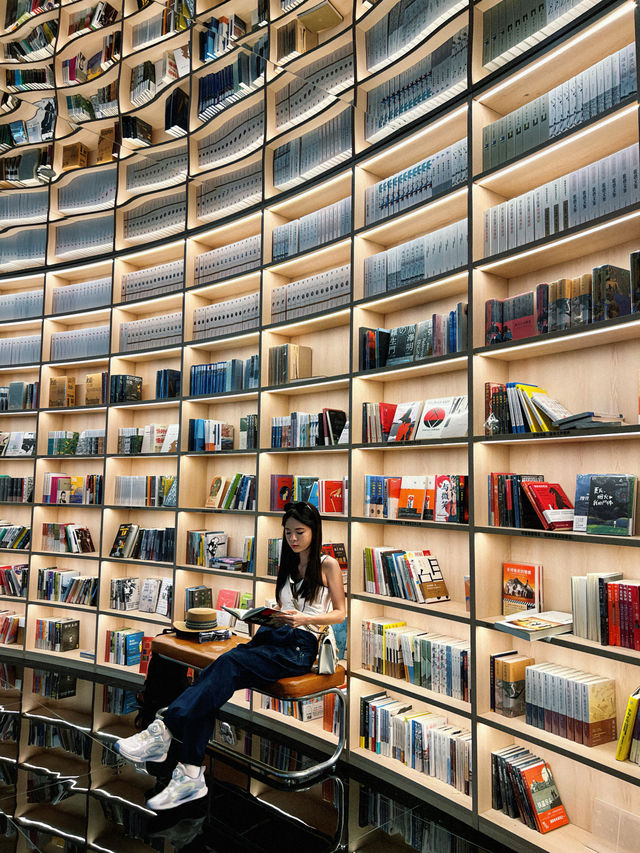 深圳最好拍的書店，現實版的盜夢空間