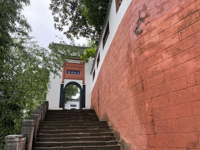 位於黃州區赤壁磯頭因北宋大文豪蘇東坡在此寫有《赤壁懷古》詞和前後《赤壁賦》而得名又稱文赤東坡赤壁壁