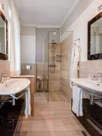 Tuscan Treats 🍇🏨: Unwind in Forte Dei Marmi's Finest!
