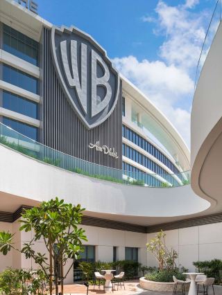 🌟 Yas Island's Ultimate Stay: WB Abu Dhabi Hotel 🎢