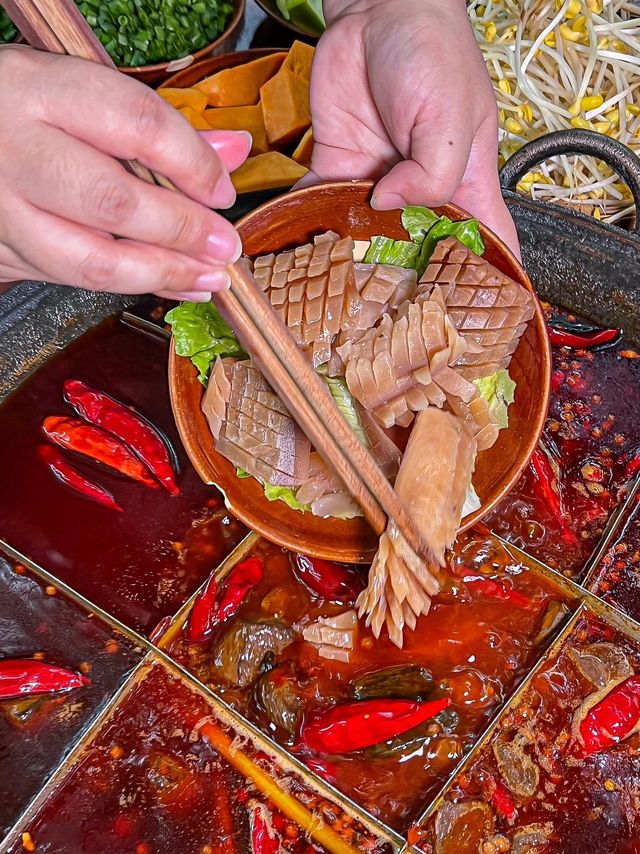這家令人著迷的山城火鍋店，帶來無拘無束的放鬆感！