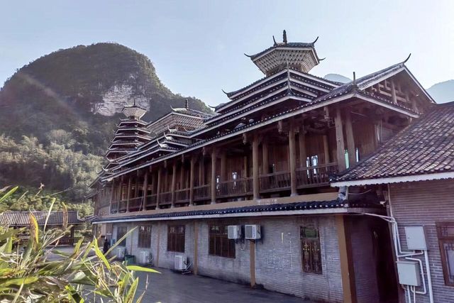 桂林||馬嶺古寨位於桂林荔浦縣馬嶺鎮，是當地政府將周邊侗族鄉民遷居至此後新建的民族風情園。遊桂林這裡。