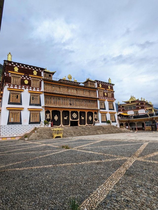 嘎丹桑批羅布岭寺：康巴藏區的佛教藝術殿堂。