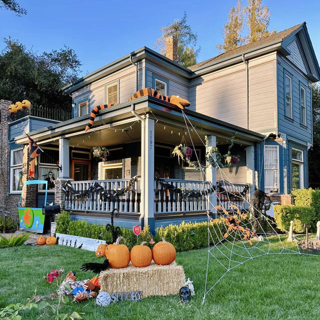 Spooky Halloween center of Willow Glen neighbourhood