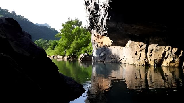 越南洞海：神秘洞穴，碧海藍天映。