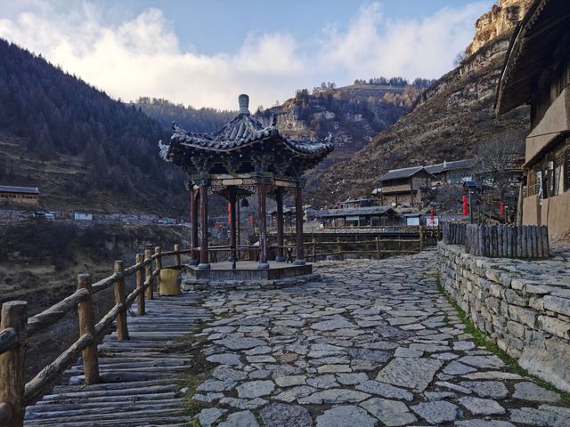 懸崖上的古村落——寧武懸空村。