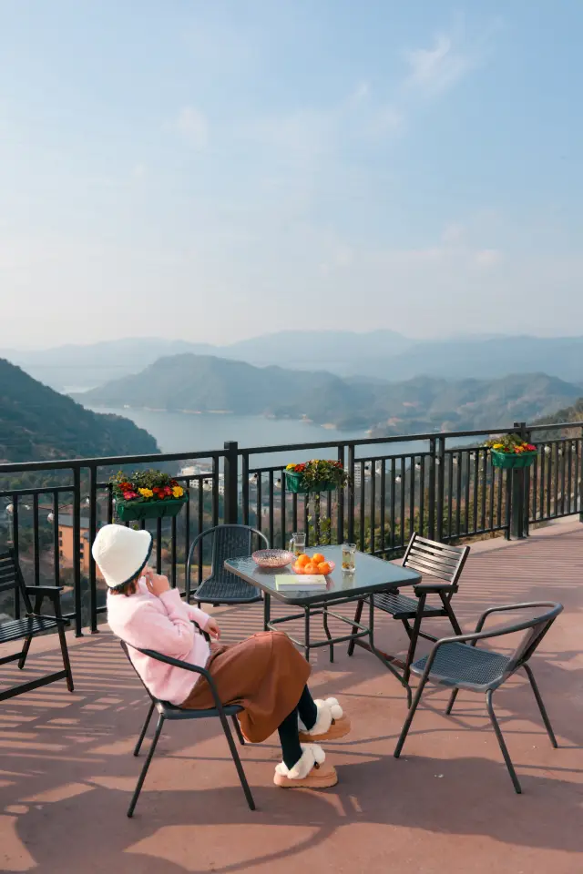 Stay in a landscape painting at Qiandao Lake! So healing!