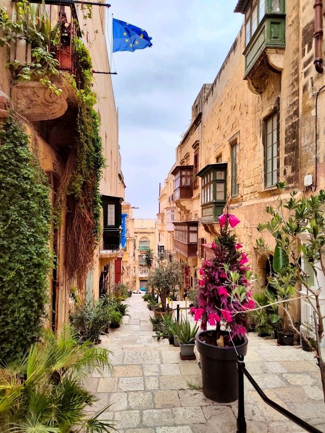 A Quiet Morning in Malta: Walking in Valletta's Streets ☕🌥️