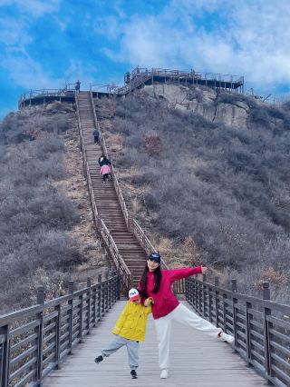 Just 1 hr from Zhengzhou, this "Mount Wudang of Zhengzhou" is stunning and uncrowded.