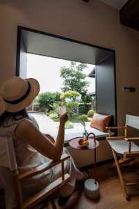 窗外綠蔭，夏日靜好。