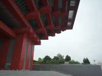 壮大なスケールの門構えをくぐった先にある中国のアートに触れる