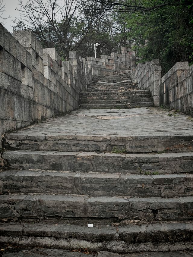 青巖古鎮：黔中腹地的石頭史詩