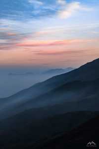 西寧的秋：一半金黃染高原，一半湛藍映山河