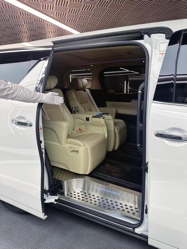 北京40℃+埃爾法把冷氣房裝車裡 北京40℃+埃爾法把冷氣房裝車裡