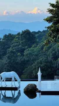 清晨被雲海喚醒 山頂民宿令人心動