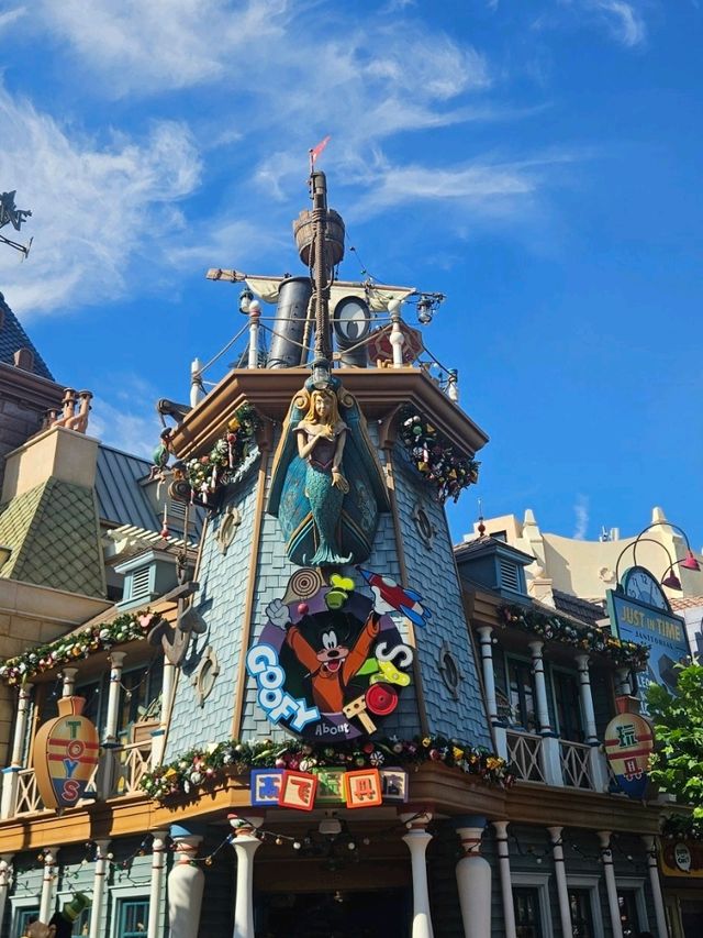 Disney Dreams Unleashed: Shanghai’s Ultimate Adventure Park! 🎢✨