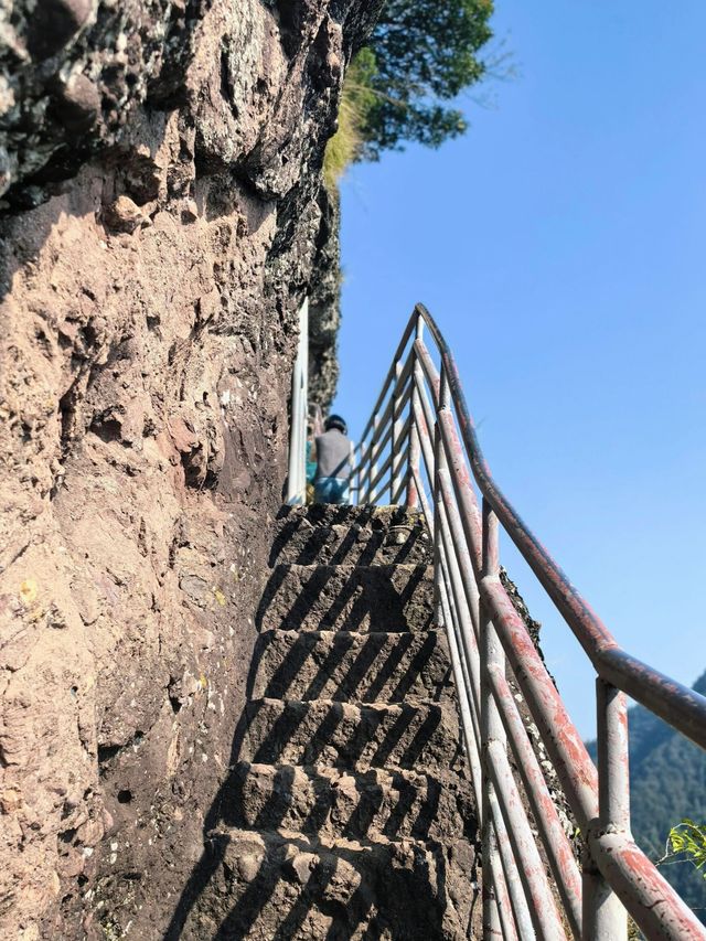 1. 衢州免費遊衝瘋了！江郎山秋日徒步，90℃垂直梯太刺激！