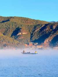 瀘沽湖晨霧絕了誰懂藍調時刻的美!拍出油畫大片