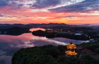 Breathtaking Lakeside Views: A Hidden Hot Spring Gem Just 1.5 Hours from Wuxi