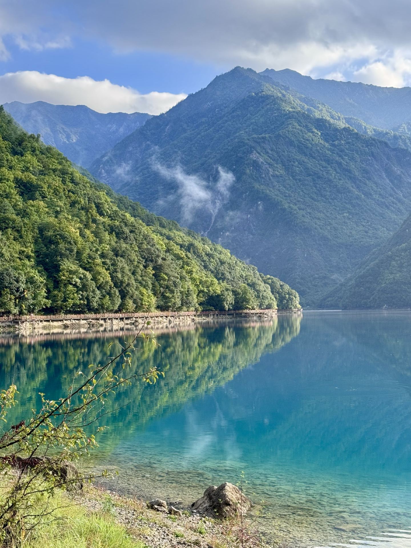 Stay at Haitian Yunjing and enjoy the lake views