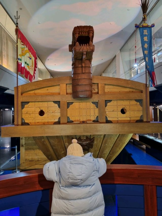 광화문 거대토끼 밑에 전시공간이 있다!