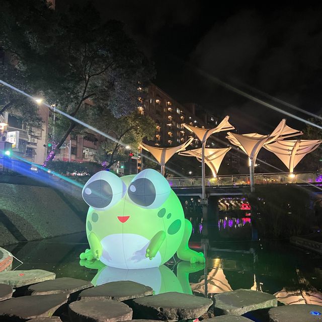 越晚越美的新莊中港大排光雕秀～浪漫ㄧ晚上
