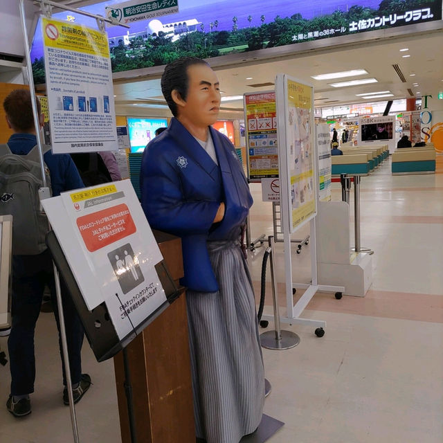 高知空港は郷土愛に溢れている！坂本龍馬もよさこいもアンパンマンもぼうしパンも！