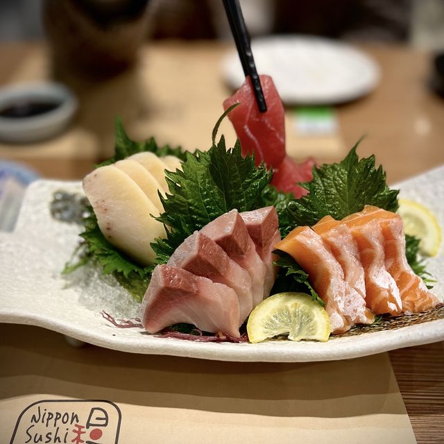 📍香港九龍灣｜日和号 · 壽司列車開動！🍣 晚市壽司刺身大劈價！仲有超抵食$1牛肉鍋！