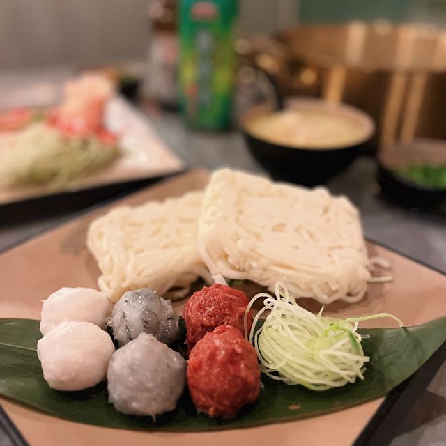 🌟  懷舊霓虹燈牌 • 精緻港式火鍋 🌟 
