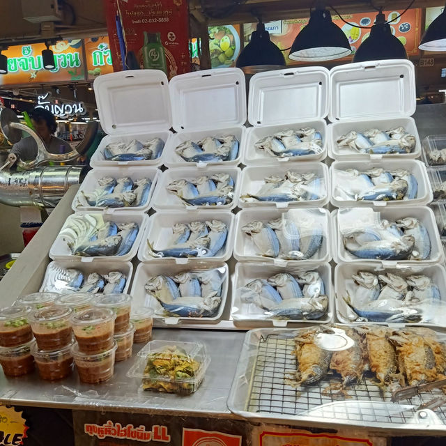 กินช็อปของอร่อยแบบเพลินๆที่ตลาดสดธนบุรี😋🍤🍣