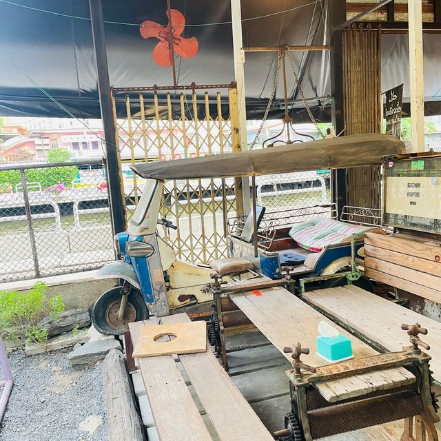Area 53 ร้านวินเทจริมคลอง