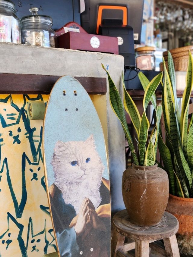 4 Monkeys Cafe & Bar