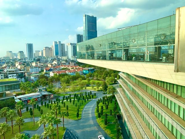 ベトナム　ベトナム観光　JW Marriott Hotel Hanoiの poolはcool！