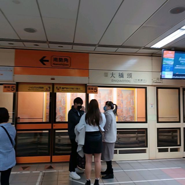 很有古早味的氣息，到處都是古蹟級的建築，迪化街的商業氣氛，還有街道邊不起眼的小吃攤