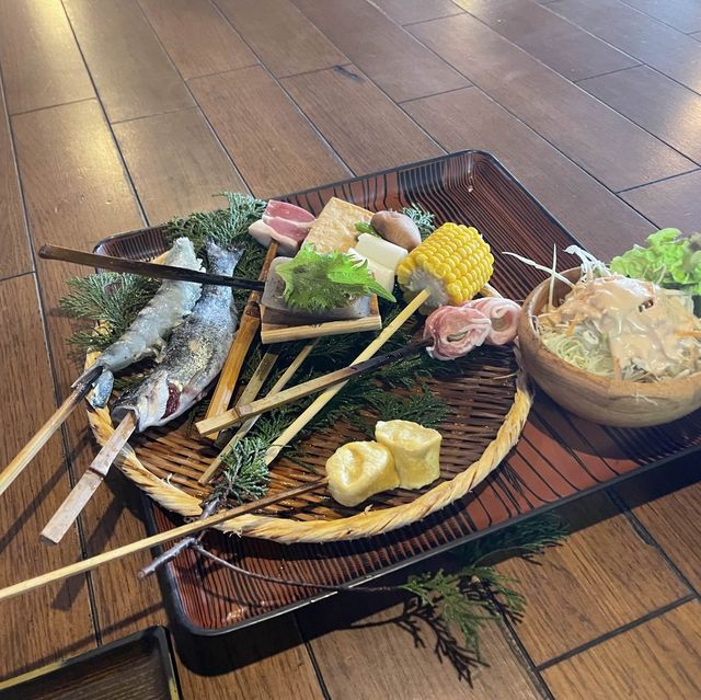 일본 전통화로에 꼬치구이를, 산로쿠엔(山麓園)