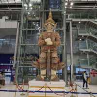 スワンナプーム国際空港は、２４時間お買い物出来るし、ラウンジが使えて、とっても便利で綺麗な空港