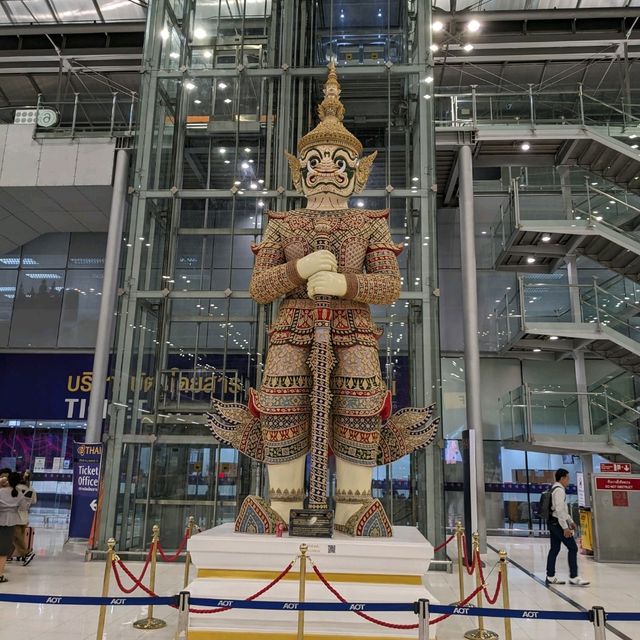 スワンナプーム国際空港は、２４時間お買い物出来るし、ラウンジが使えて、とっても便利で綺麗な空港
