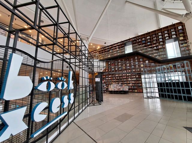 📚 Cozy Up at BookXcess Gurney Paragon