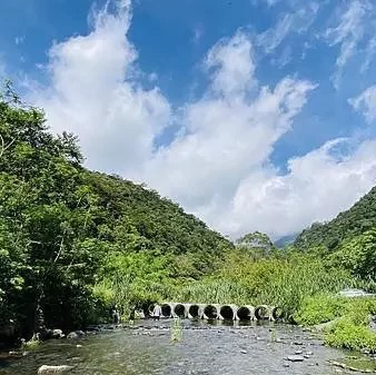 三層風貌各有千秋～宜蘭五峰旗瀑布