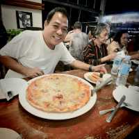 YUMMY PIZZA IN PARAISO, BORACAY!