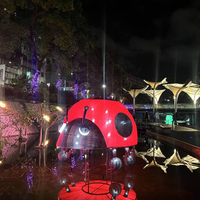越晚越美的新莊中港大排光雕秀～浪漫ㄧ晚上