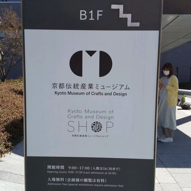 平安神宮、抜けるような青空に朱色の社が美しかった。