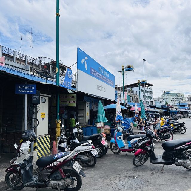 The market that train passing by Maeklong St